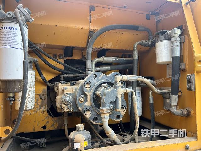 液压泵舱室正面整体（整机外观）