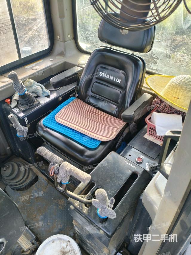 駕駛室操作臺（設(shè)備外觀及核心部件）