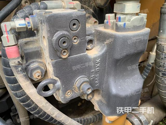 液压泵舱室正面整体（整机外观）