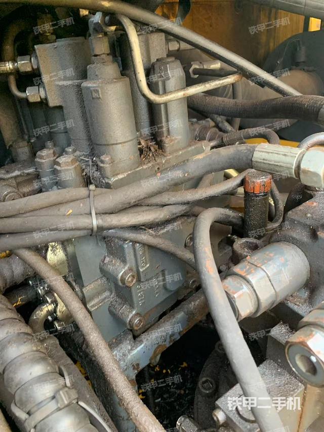 回转马达和主控阀（整机外观）