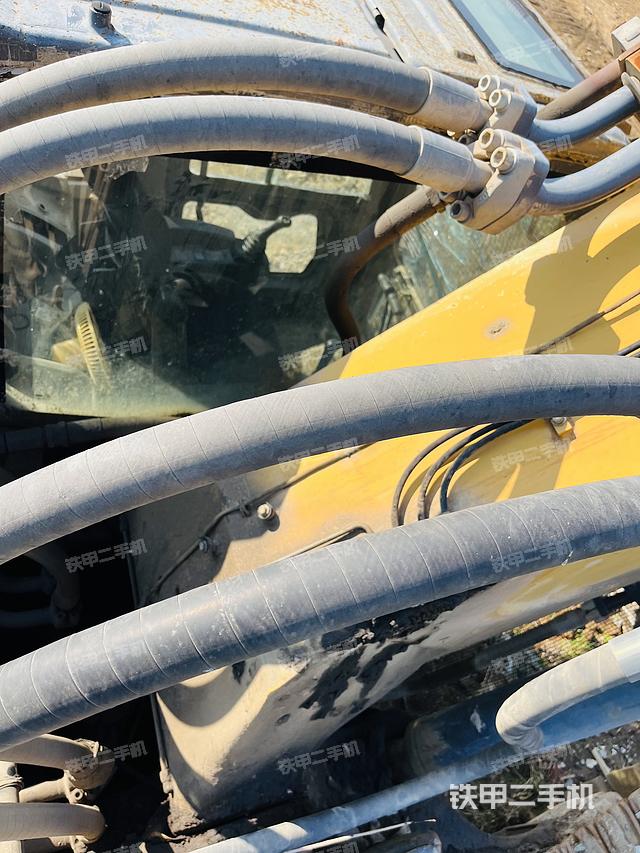 駕駛室頂部(整機(jī)外觀) 駕駛室頂部(整機(jī)外觀)