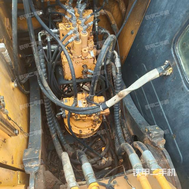 回转马达和主控阀（整机外观）