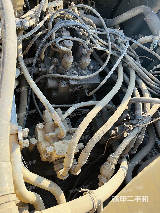 回轉(zhuǎn)馬達(dá)和主控閥(整機(jī)外觀) 回轉(zhuǎn)馬達(dá)和主控閥(整機(jī)外觀)