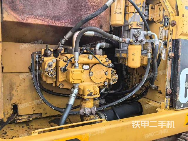 液压泵舱室正面整体（整机外观）