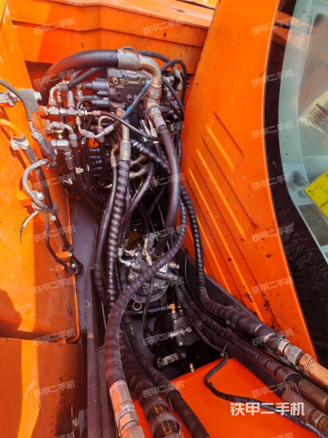 回转马达和主控阀（整机外观）