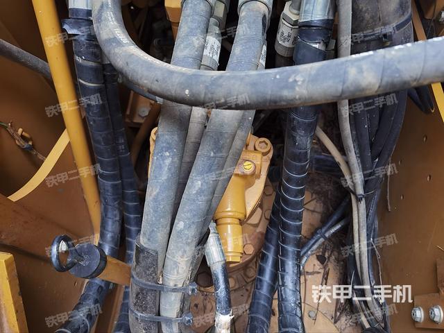 中央回轉(zhuǎn)接頭特寫(xiě)（上車(chē)部件）