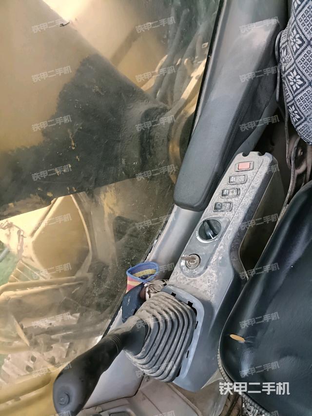 座椅右侧控制台/钥匙门/油门/含右手柄（驾驶室部分）