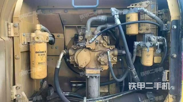 液壓泵艙室正面整體(整機(jī)外觀) 液壓泵艙室正面整體(整機(jī)外觀)