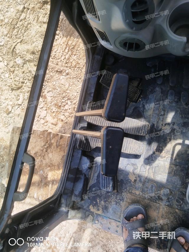 行走控制手柄和踏板?俯拍（駕駛室部分）