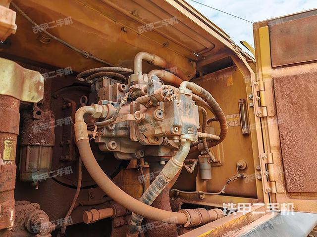 液压泵舱室正面整体（整机外观）