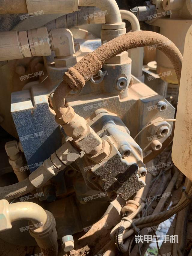 液压泵舱室正面整体（整机外观）