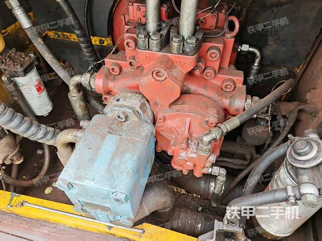 液压泵舱室正面整体（整机外观）