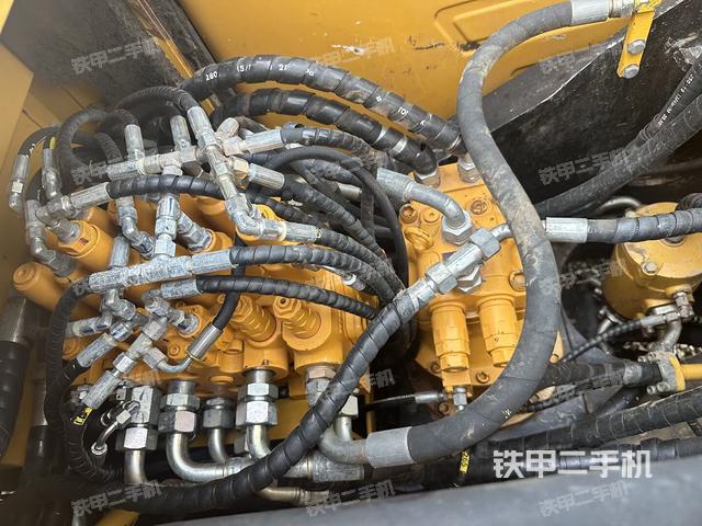 回转马达和主控阀（整机外观）