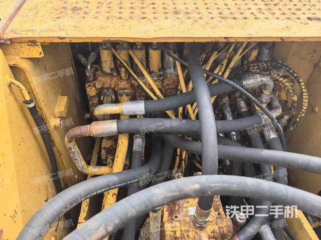 回转马达和主控阀（整机外观）