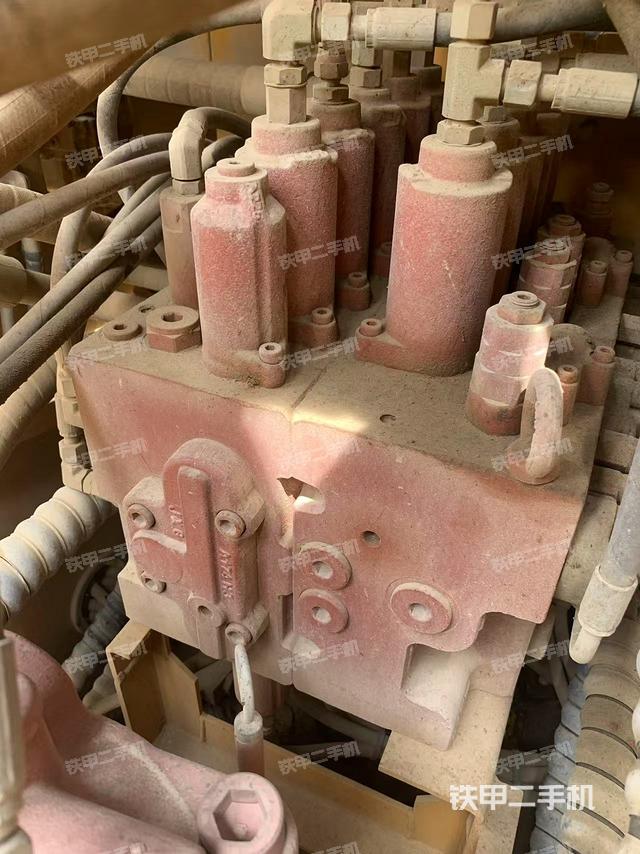 回转马达和主控阀（整机外观）