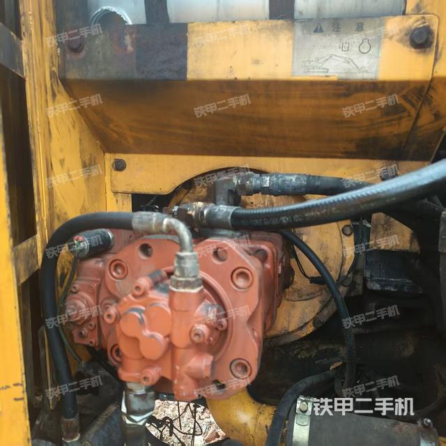 液压泵舱室正面整体（整机外观）