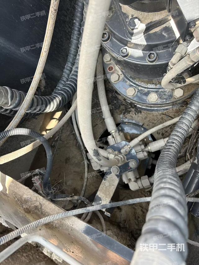 中央回轉(zhuǎn)接頭特寫(xiě)（上車(chē)部件）