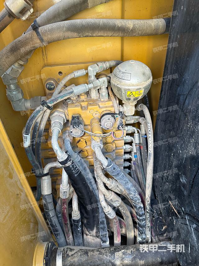 回轉(zhuǎn)馬達(dá)和主控閥（整機(jī)外觀）