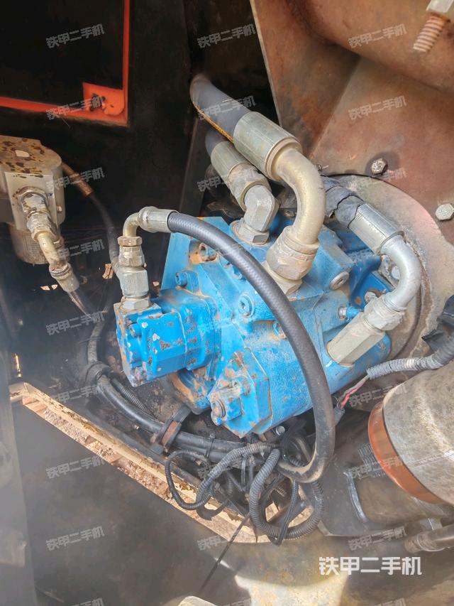 液压泵舱室正面整体（整机外观）