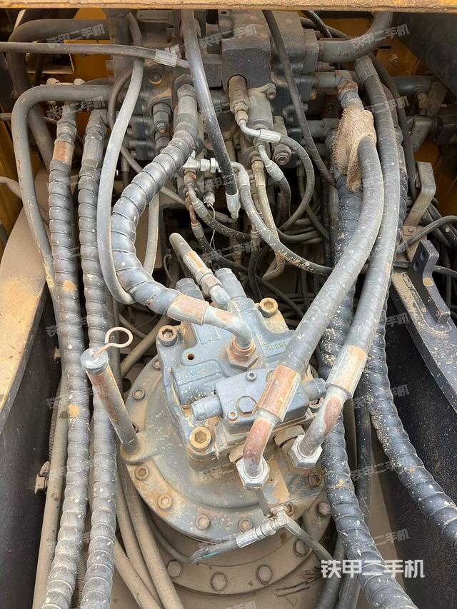 回转马达和主控阀（整机外观）