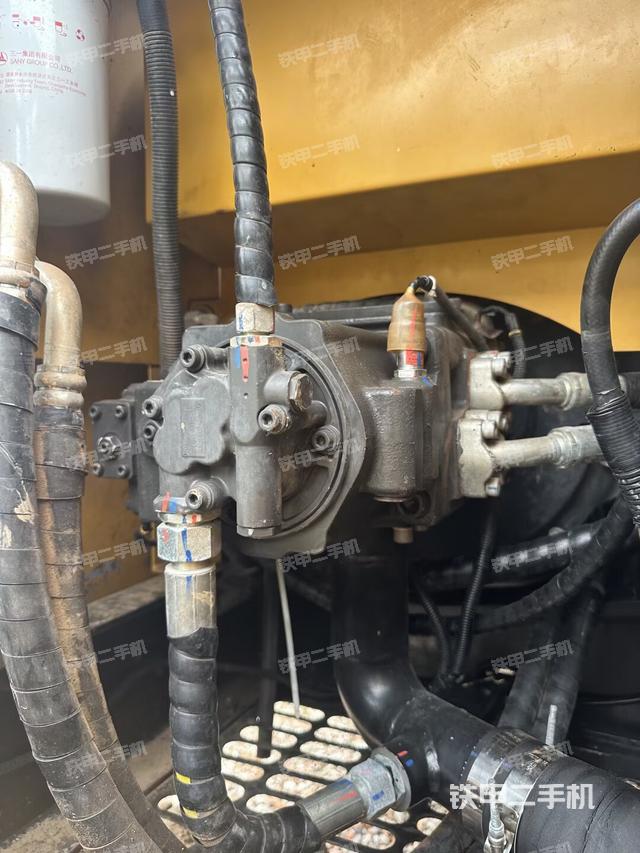 液压泵舱室正面整体（整机外观）