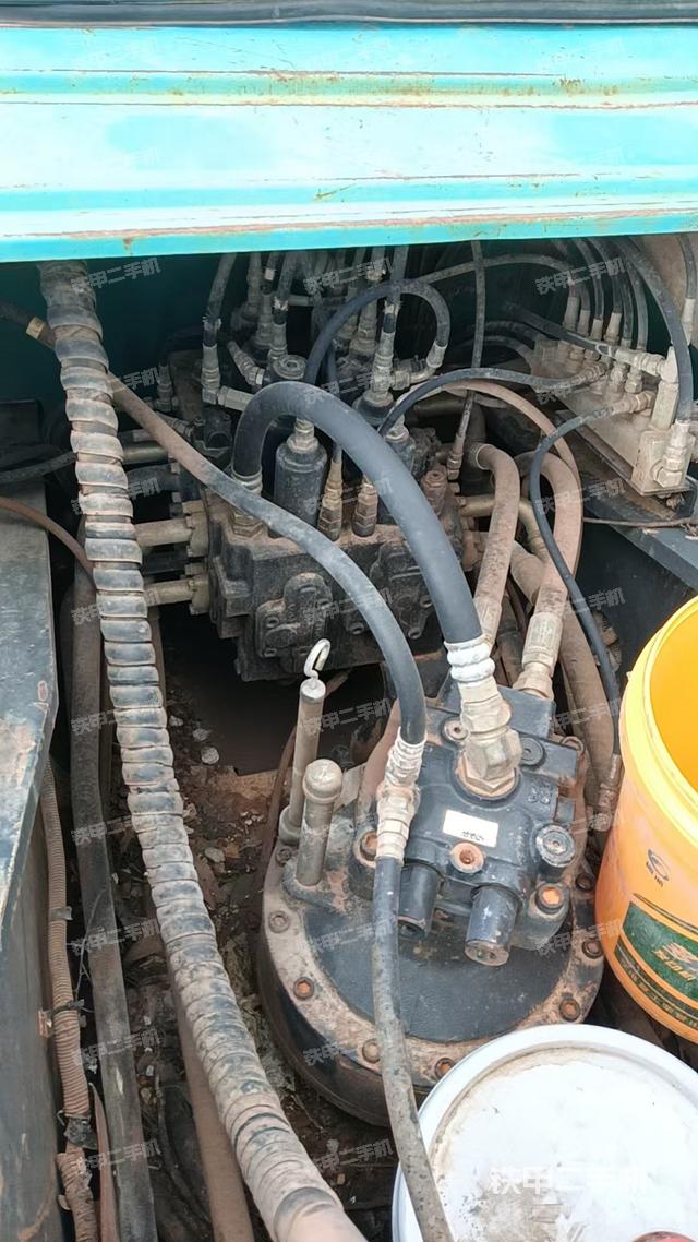 回转马达和主控阀（整机外观）