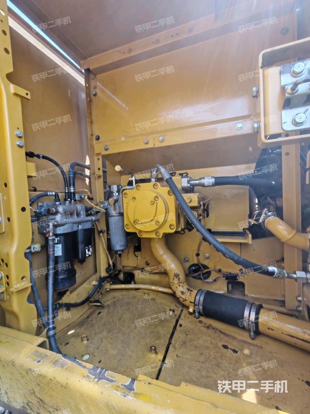 液压泵舱室正面整体（整机外观）