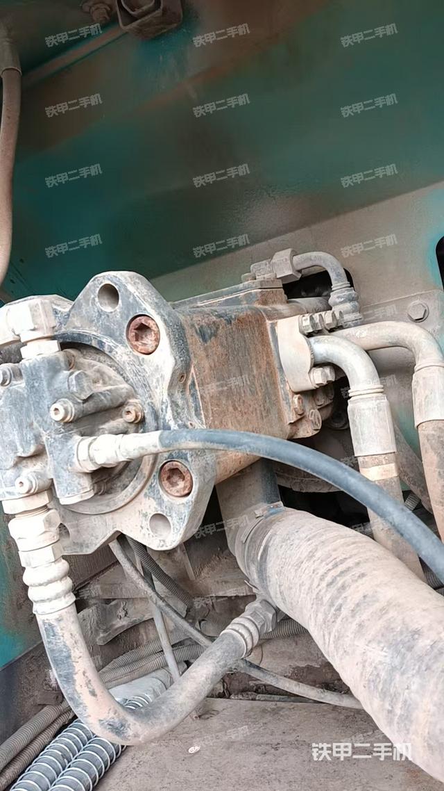 液压泵舱室正面整体（整机外观）