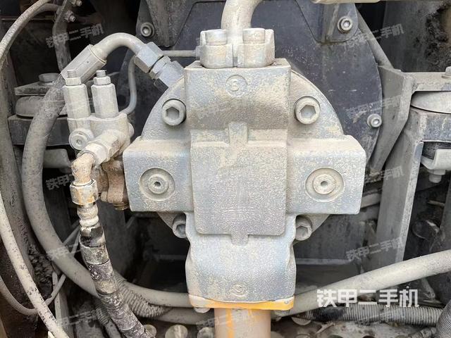 液压泵舱室正面整体（整机外观）