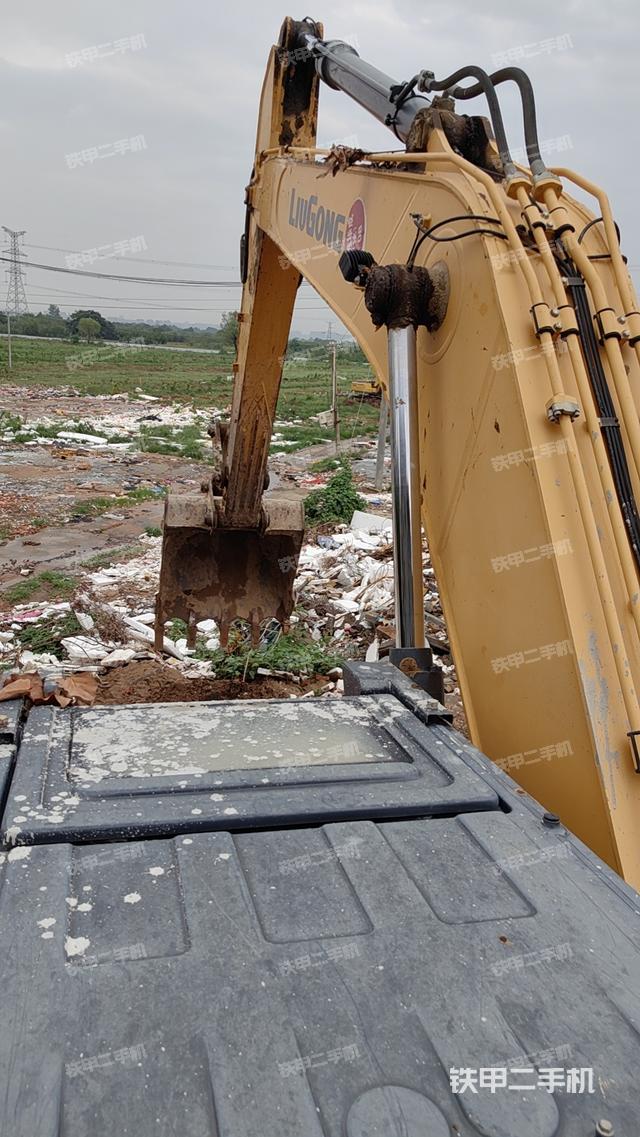 駕駛室頂部(整機(jī)外觀) 駕駛室頂部(整機(jī)外觀)