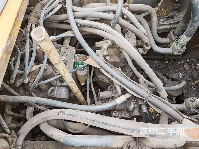 回转马达和主控阀（整机外观）