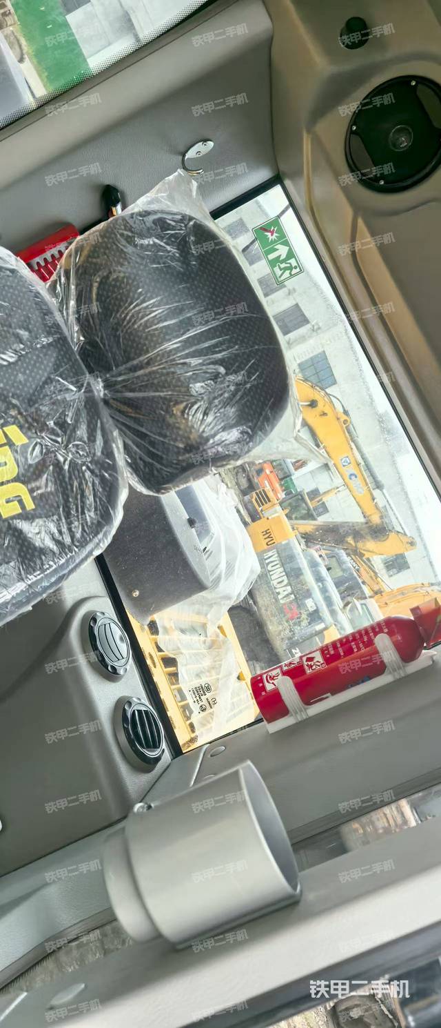 駕駛室頂部（整機外觀）