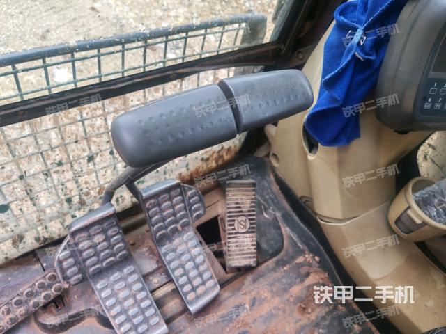 行走控制手柄和踏板 俯拍（驾驶室部分）