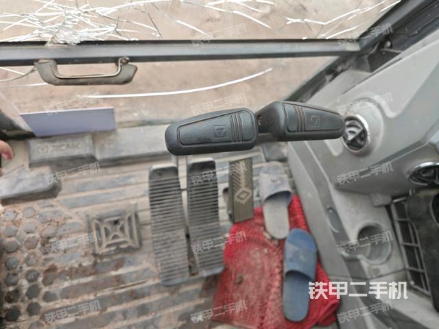 行走控制手柄和踏板?俯拍（駕駛室部分）