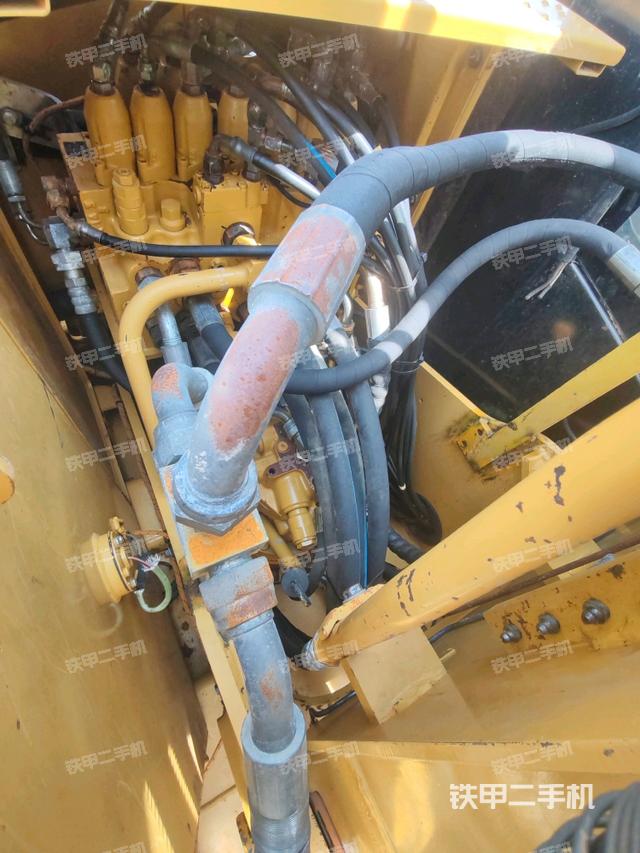 回轉(zhuǎn)馬達(dá)和主控閥（整機(jī)外觀）