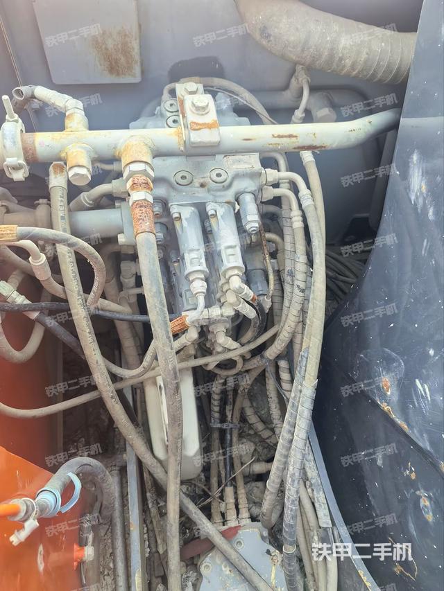 回转马达和主控阀(整机外观) 回转马达和主控阀(整机外观)