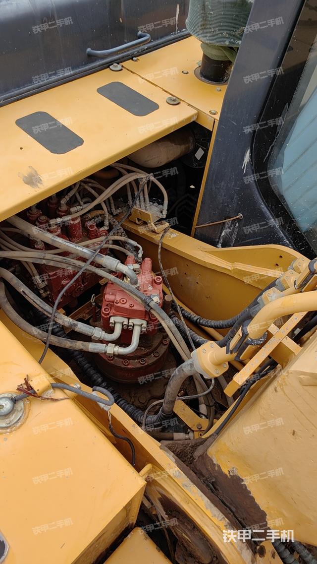 回轉(zhuǎn)馬達(dá)和主控閥(整機(jī)外觀) 回轉(zhuǎn)馬達(dá)和主控閥(整機(jī)外觀)