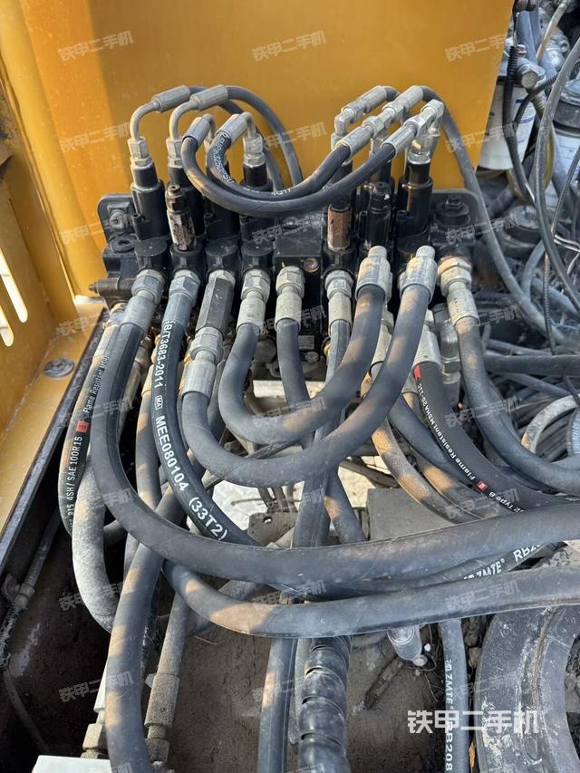 回转马达和主控阀（整机外观）