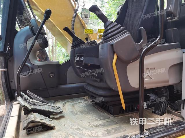 左后方玻璃角標(biāo)（駕駛室部分）