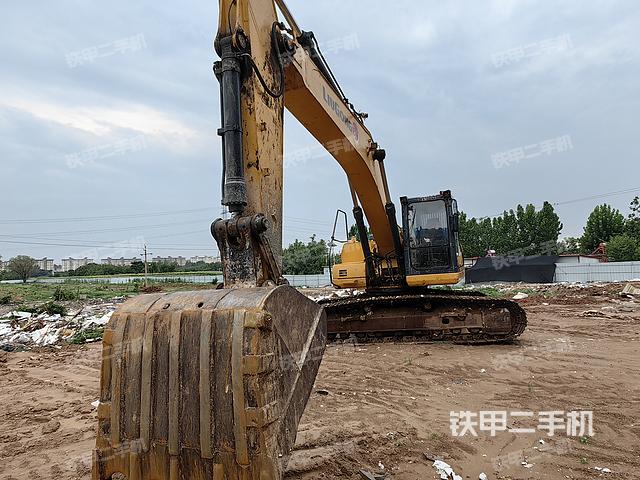 單側(cè)履帶整體(整機(jī)外觀) 單側(cè)履帶整體(整機(jī)外觀)