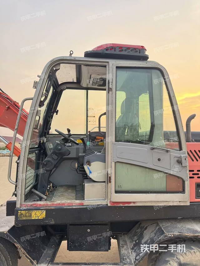 駕駛室整體（整機外觀）