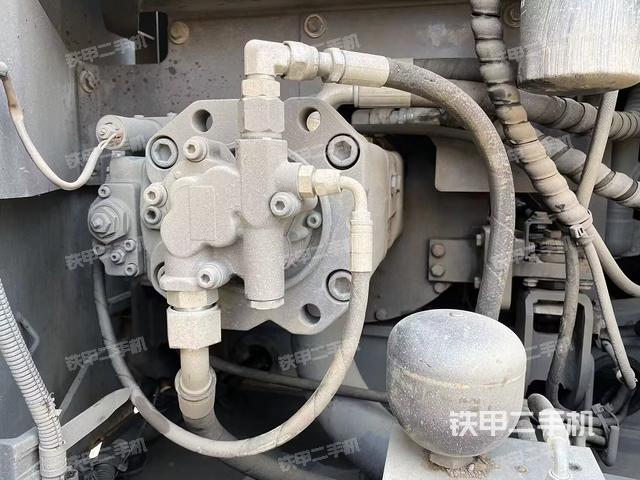 液压泵舱室正面整体（整机外观）