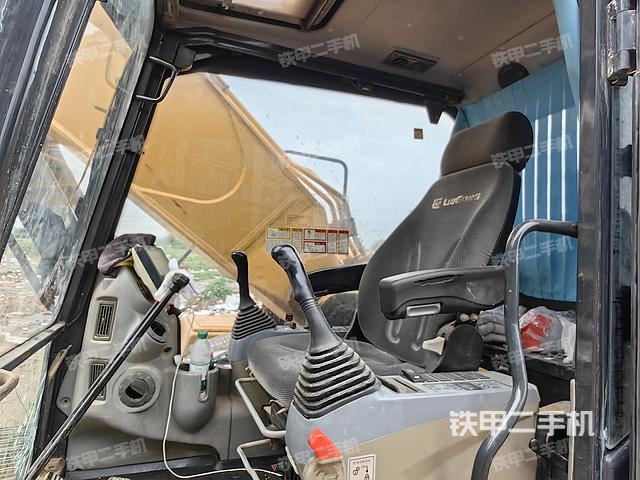 駕駛室整體(整機(jī)外觀) 駕駛室整體(整機(jī)外觀)