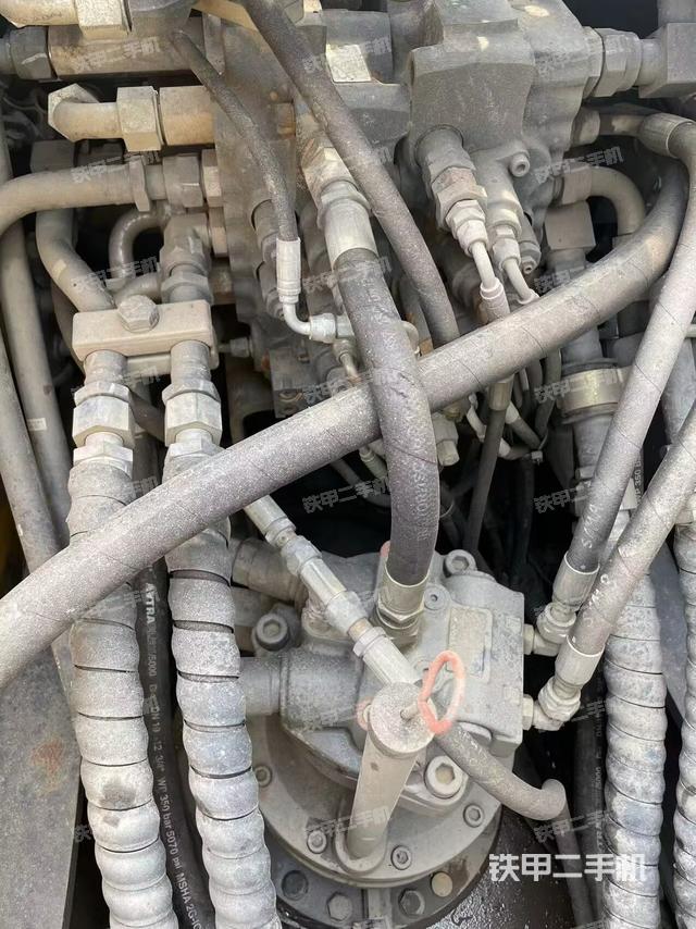 回转马达和主控阀（整机外观）