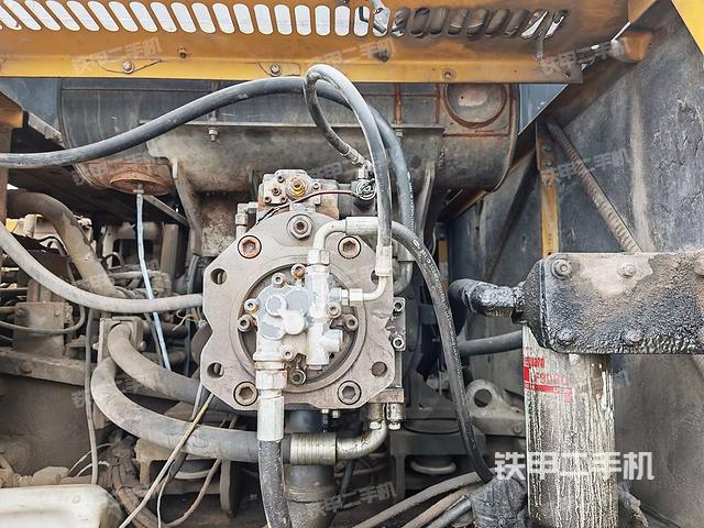 液压泵舱室正面整体（整机外观）