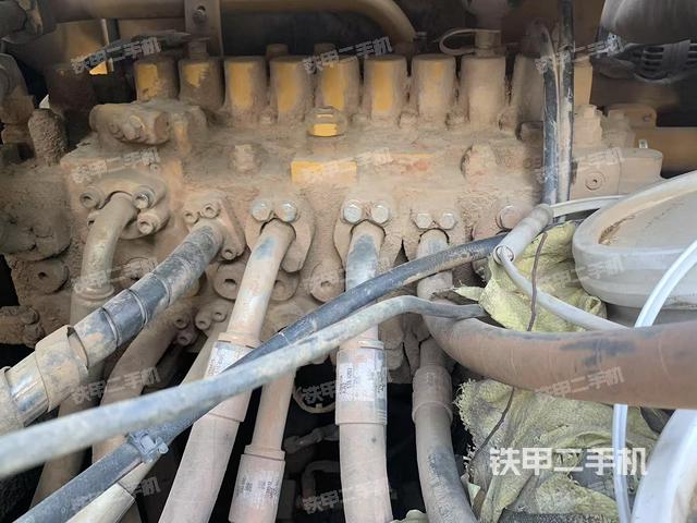 回轉(zhuǎn)馬達(dá)和主控閥（整機(jī)外觀）