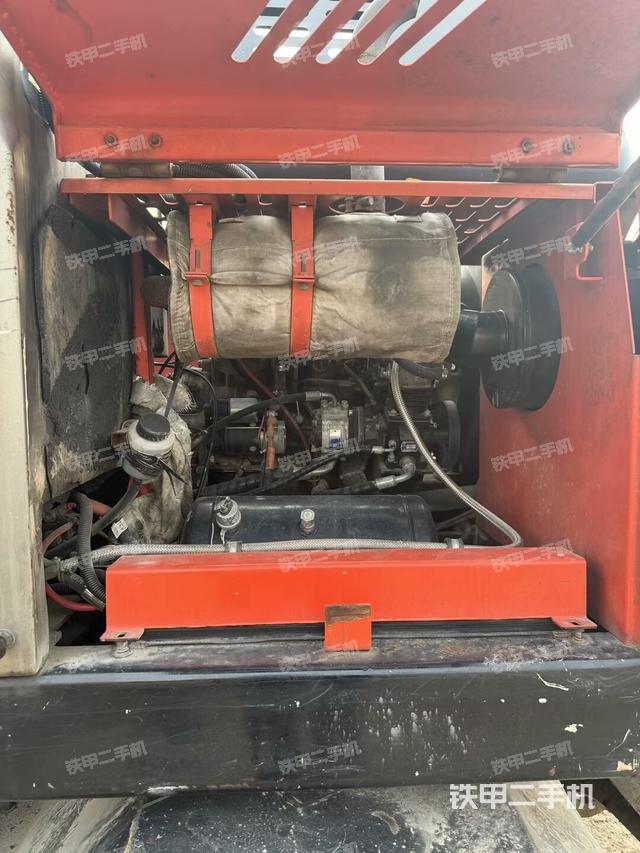 液壓泵艙室正面整體（整機外觀）