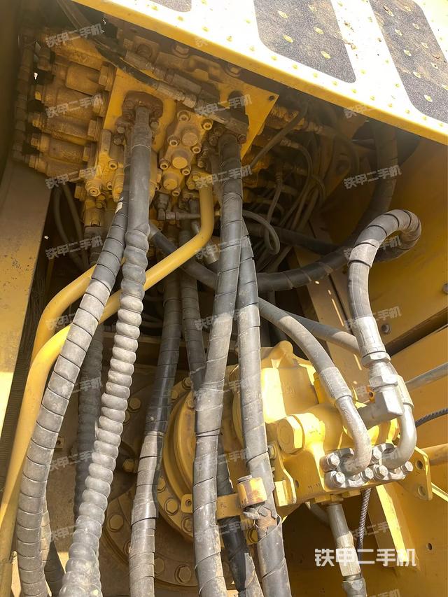 回转马达和主控阀（整机外观）