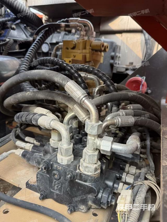 回轉(zhuǎn)馬達(dá)和主控閥（整機(jī)外觀）