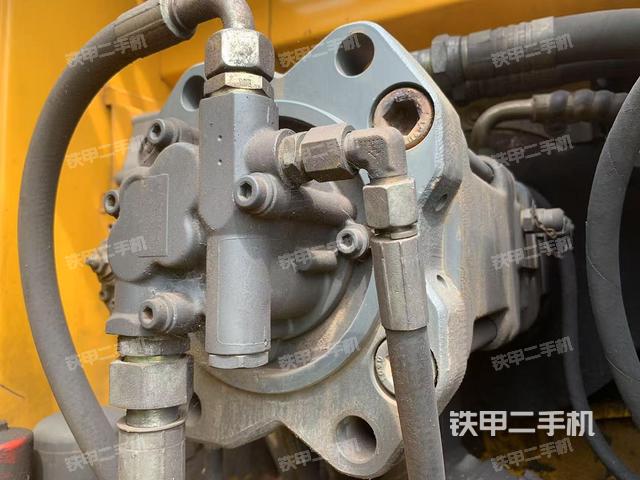 液压泵舱室正面整体（整机外观）